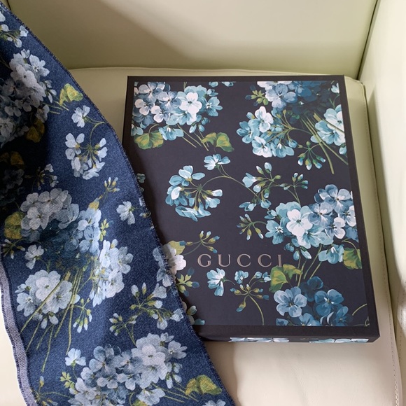 New Authentic Gucci Reversible Floral Wool Scarf - Picture 8 of 8